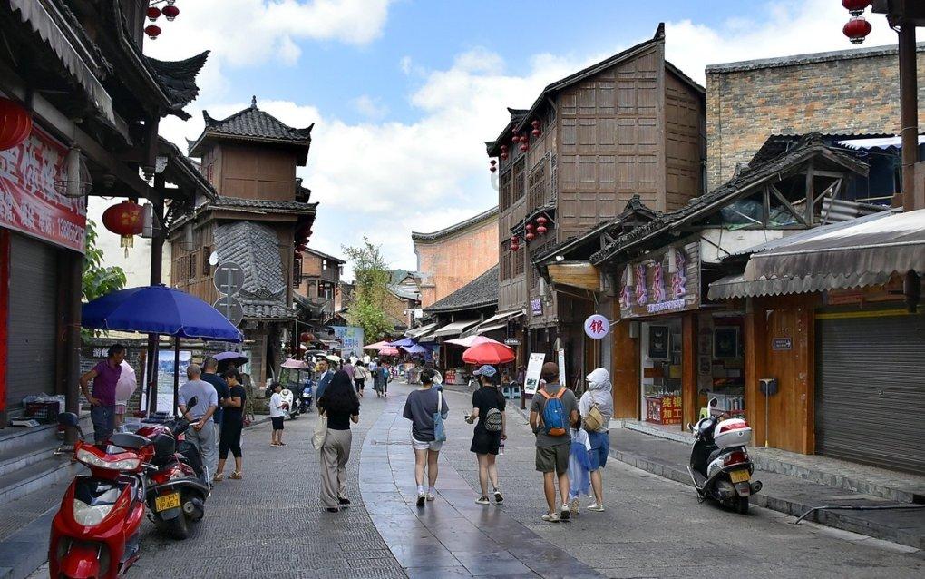 古代住在很乱的屋子里的人